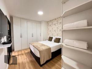 Excelente Apartamento no Leblon 02 quadras da praia em prédio com piscina, sauna e academia tesisinde bir odada yatak veya yataklar