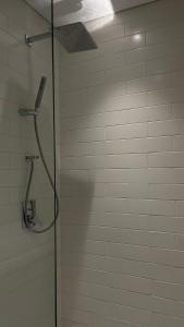 een douche met een glazen deur in de badkamer bij Al jada / Reef 4 in Sharjah