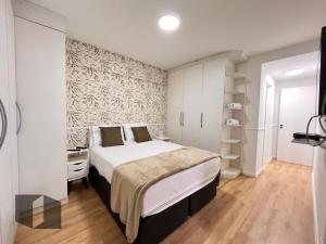 Cama o camas de una habitación en Excelente Apartamento no Leblon 02 quadras da praia em prédio com piscina, sauna e academia