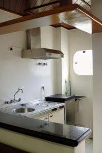 een keuken met een spoelbak en een aanrechtblad bij Ancora Peruibe Hotel in Peruíbe