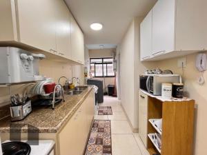 Ett kök eller pentry på Excelente Apartamento no Leblon 02 quadras da praia em prédio com piscina, sauna e academia