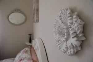 a person is holding a white wreath on a wall at SALGE b&b RESIDENZA DI CHARME in Colonnella