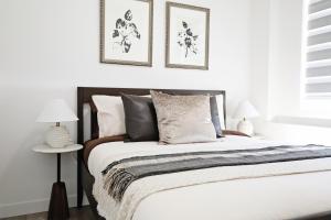 um quarto com uma cama e duas fotografias na parede em BoHo Retreat with King Beds, Golf, Disney+, Near WEM em Edmonton