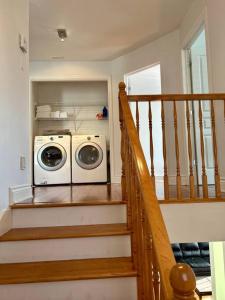 a staircase with a washing machine in a room at Magnifique maison près de l’eau in Laval