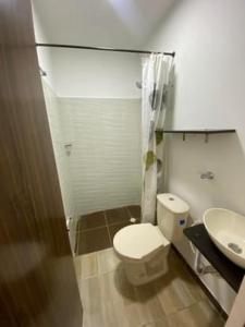 y baño con aseo y lavamanos. en Habitación de descanso con aire acondicionado, en Villavicencio