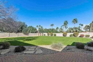 un jardín con una gran zona de césped con palmeras en Scottsdale Luxury Retreat en Scottsdale