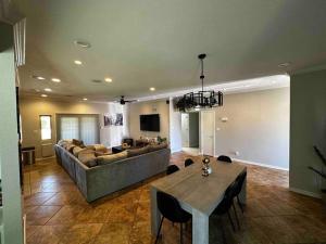 sala de estar con sofá y mesa en Scottsdale Luxury Retreat en Scottsdale