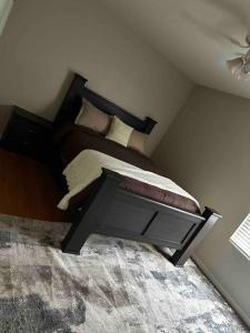 1 dormitorio con 1 cama con cabecero de madera en Scottsdale Luxury Retreat en Scottsdale