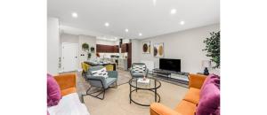 Zona d'estar a Hip & Happening: 4BR Urban Gem for Large Groups