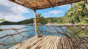 Burgos的住宿－Bamboo house for Relaxation，海滩上的木筏享有水景