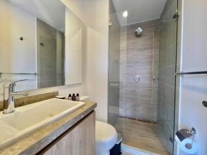 ein Badezimmer mit Waschbecken, Toilette und Dusche in der Unterkunft SkyLine Mountains Sauna Gym Luxury Apto in Bogotá + 27 Fotos