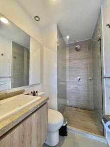 ein Badezimmer mit Toilette, Waschbecken und Dusche in der Unterkunft SkyLine Mountains Sauna Gym Luxury Apto in Bogotá