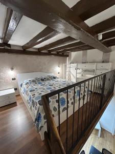 ein Schlafzimmer mit einem Bett mit einer Bettdecke in der Unterkunft Appartamento D'epoca in Bari