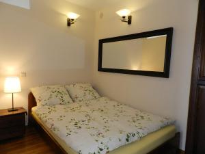 - une chambre avec un lit et un miroir mural dans l'établissement Wile West Apartments, à Vienne