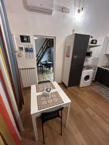 uma sala de estar com uma mesa e um frigorífico em Appartamento D'epoca em Bari