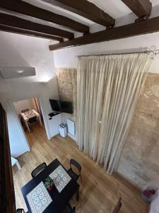 uma vista superior de uma sala de estar com uma cortina em Appartamento D'epoca em Bari