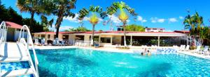 Aguazul的住宿－CENTRO VACACIONAL & HOTEL CAMPESTRE LAGO CENTER，棕榈树游泳池及度假村