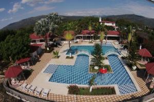 Aguazul的住宿－CENTRO VACACIONAL & HOTEL CAMPESTRE LAGO CENTER，享有度假村游泳池的空中景致