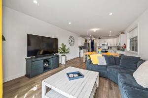 TV a/nebo společenská místnost v ubytování Beach House Steps away from the Boardwalk and Beach with Ocean Views in Seaside Heights!