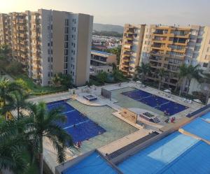 an overhead view of a large swimming pool with buildings at Comfortable Apto en Hacienda Peñalisa in Ricaurte