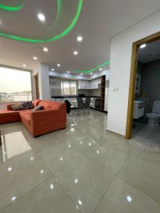 sala de estar con sofá y cocina en Zitouna Premier en Sousse