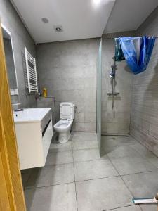 y baño con ducha, aseo y lavamanos. en Zitouna Premier en Sousse