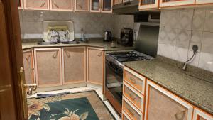 Een keuken of kitchenette bij 29عبد العزيز آل سعودي منيل الروضه علي النيل