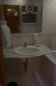 Een badkamer bij 29عبد العزيز آل سعودي منيل الروضه علي النيل