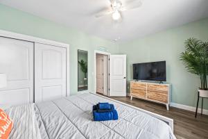 Postel nebo postele na pokoji v ubytování Beach House Steps away from the Boardwalk and Beach with Ocean Views in Seaside Heights!