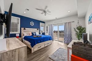 Postel nebo postele na pokoji v ubytování Beach House Steps away from the Boardwalk and Beach with Ocean Views in Seaside Heights!