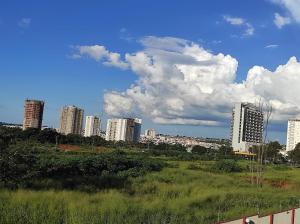 Nespecifikovaný výhled na destinaci Uberlândia nebo výhled na město při pohledu z apartmánu