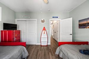 Postel nebo postele na pokoji v ubytování Beach House Steps away from the Boardwalk and Beach with Ocean Views in Seaside Heights!