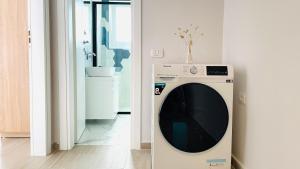 een wasmachine in een kamer met een badkamer bij Nova City Center in Divjakë