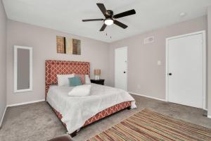 En eller flere senge i et værelse på Central Heights 1BR Apartment with Washer/Dryer