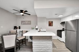 Køkken eller tekøkken på Central Heights 1BR Apartment with Washer/Dryer