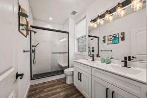 Koupelna v ubytování Beach House Steps away from the Boardwalk and Beach with Ocean Views in Seaside Heights!