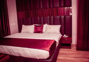 Postel nebo postele na pokoji v ubytování HOTEL D RITZ