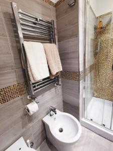 Koupelna v ubytování LA TORRETTA apartment suite
