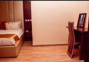 Postel nebo postele na pokoji v ubytování HOTEL D RITZ