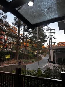 een uitzicht vanaf een veranda van een straat met bomen bij Family room at Brenthill Condo Near SM and Botanical Garden in Baguio