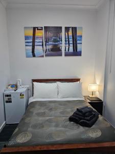 um quarto com uma cama com duas fotografias na parede em Minlaton Hotel em Minlaton