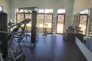un gimnasio con varias máquinas de correr en una habitación en Condominio Gold Coast 2BR 3BTH en Palm-Eagle Beach