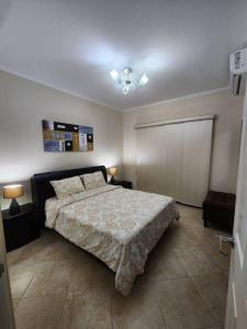 1 dormitorio con 1 cama grande en una habitación en Condominio Gold Coast 2BR 3BTH en Palm-Eagle Beach