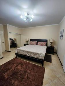 1 dormitorio con cama y alfombra en Condominio Gold Coast 2BR 3BTH en Palm-Eagle Beach