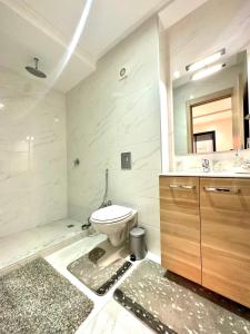 Uma casa de banho em Condo in marrakech with pool