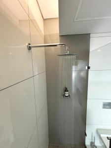eine Dusche mit Glastür im Bad in der Unterkunft The Capital in Sandton-Luxury aparthotel in Johannesburg