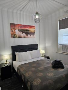 Säng eller sängar i ett rum på Minlaton Hotel