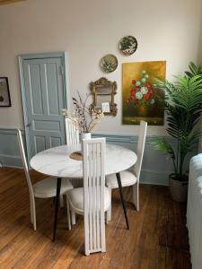 ein Esszimmer mit einem weißen Tisch und Stühlen in der Unterkunft Your Home with Patio Historic Halifax, Apt#3 in Halifax