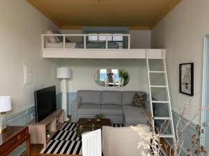 ein Wohnzimmer mit einem Sofa und einem Etagenbett in der Unterkunft Your Home with Patio Historic Halifax, Apt#3 in Halifax