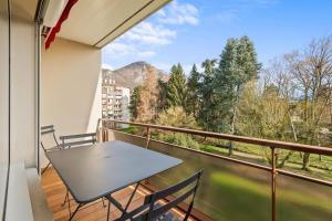 Un balcón con mesa y sillas y una vista en Lapis lazuli - T3 parking proche lac, en Annecy